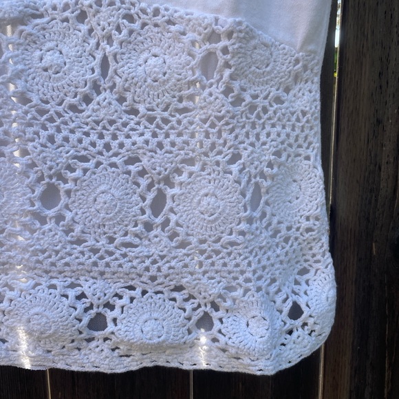 Vintage white v neck with crochet accents 🐚 - Picture 3 of 4